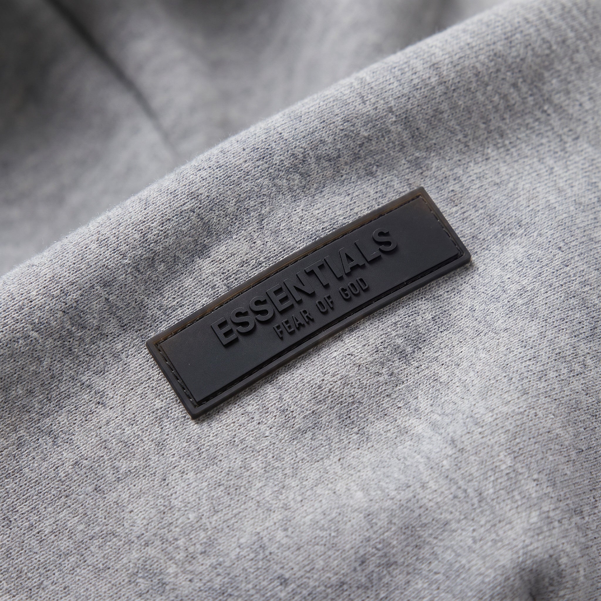 Fear of God Essentials S24 Fleece Hoodie Light Heather Grey – Gumové 3D logo