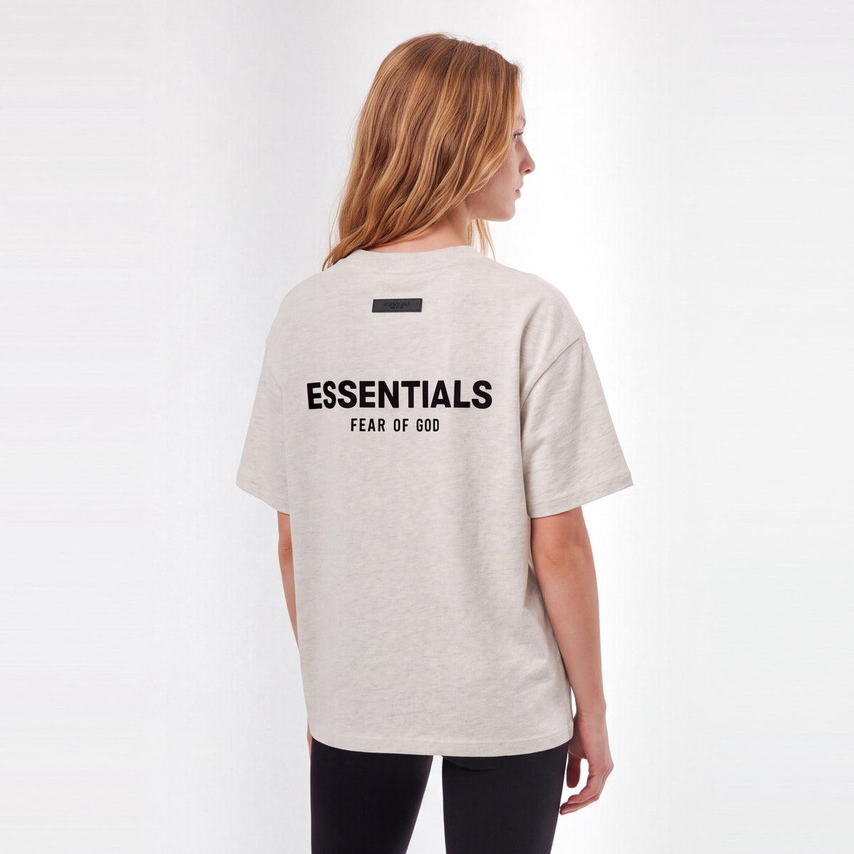 Fear of God Essentials S22 T-shirt Light Oatmeal – model foto