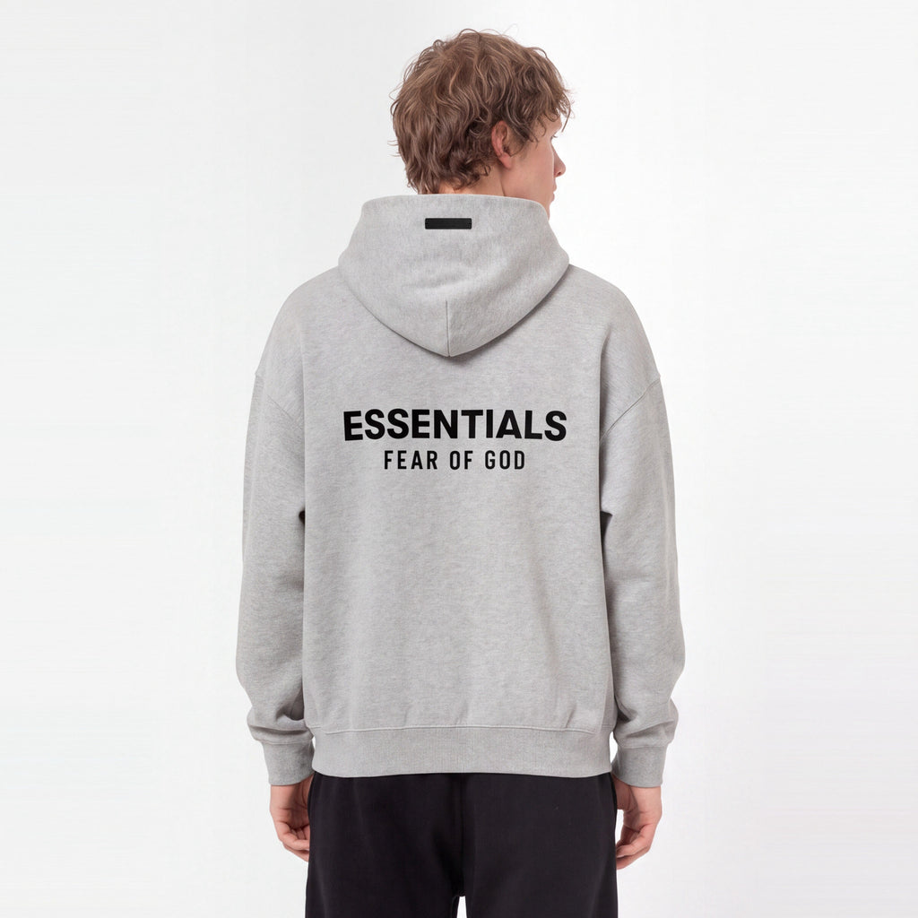 Fear of God Essentials S24 Fleece Hoodie Light Heather Grey – model foto