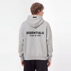 Fear of God Essentials S24 Fleece Hoodie Light Heather Grey – model foto