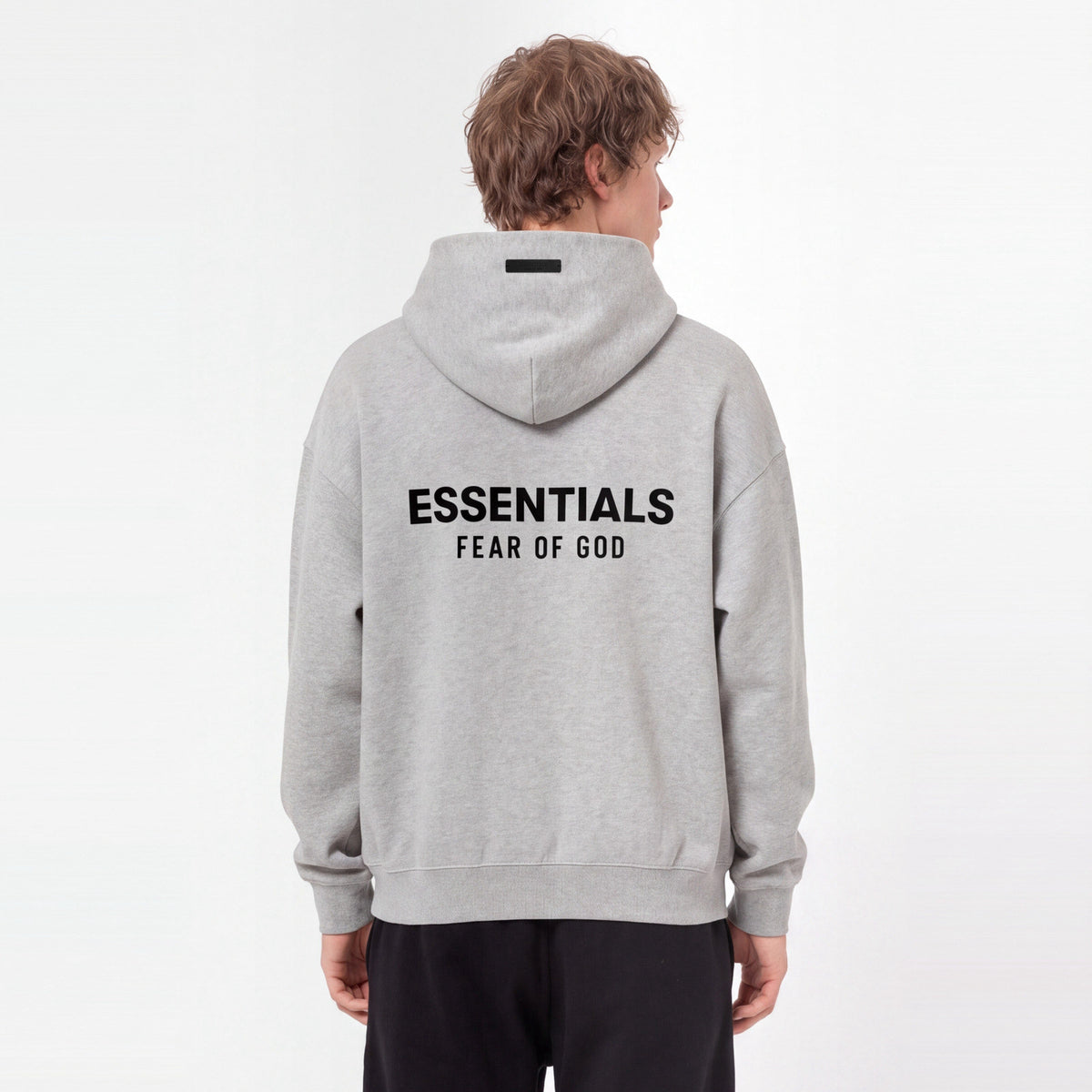 Fear of God Essentials S24 Fleece Hoodie Light Heather Grey – model foto