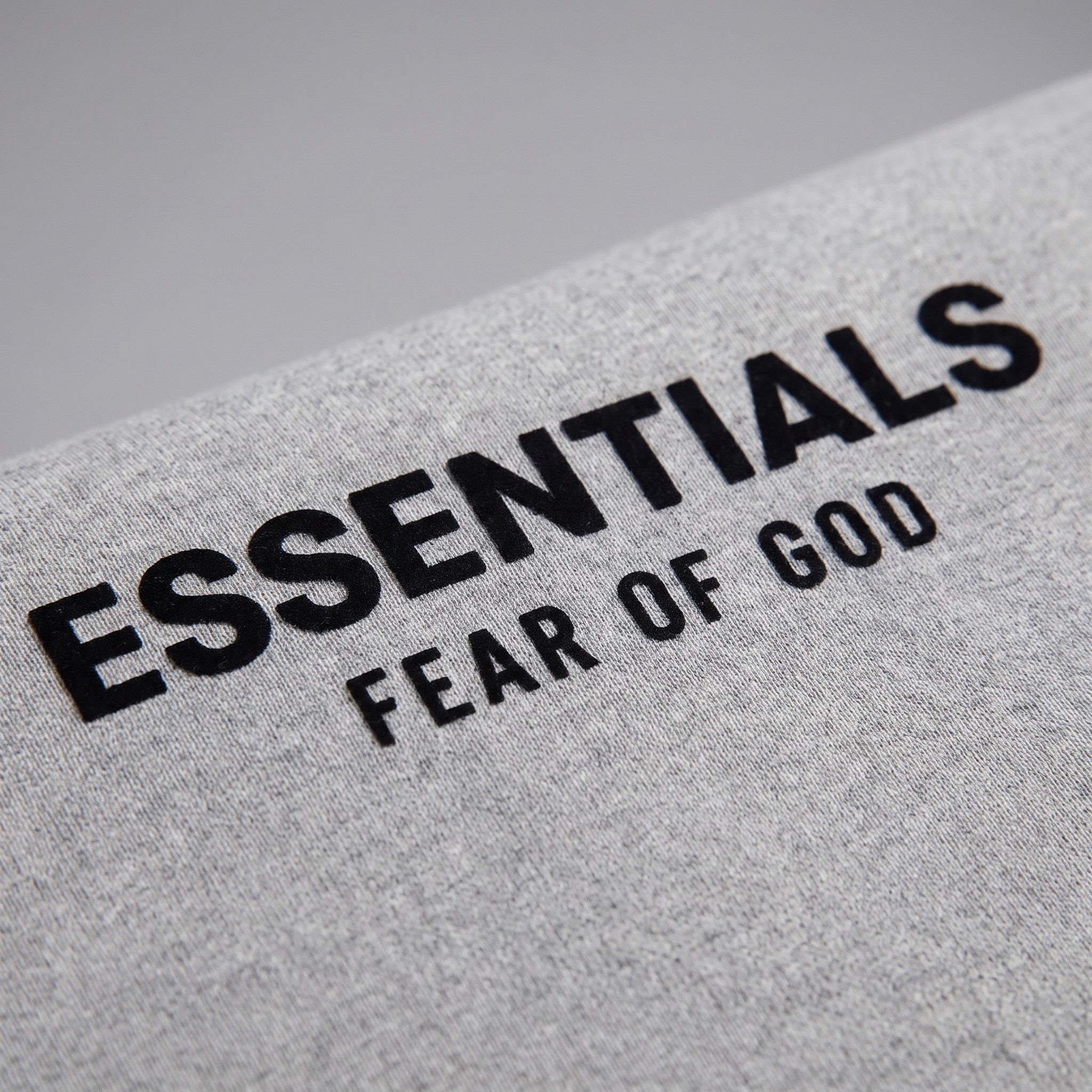 Fear of God Essentials S24 Fleece Hoodie Light Heather Grey – Nápisy / potisk