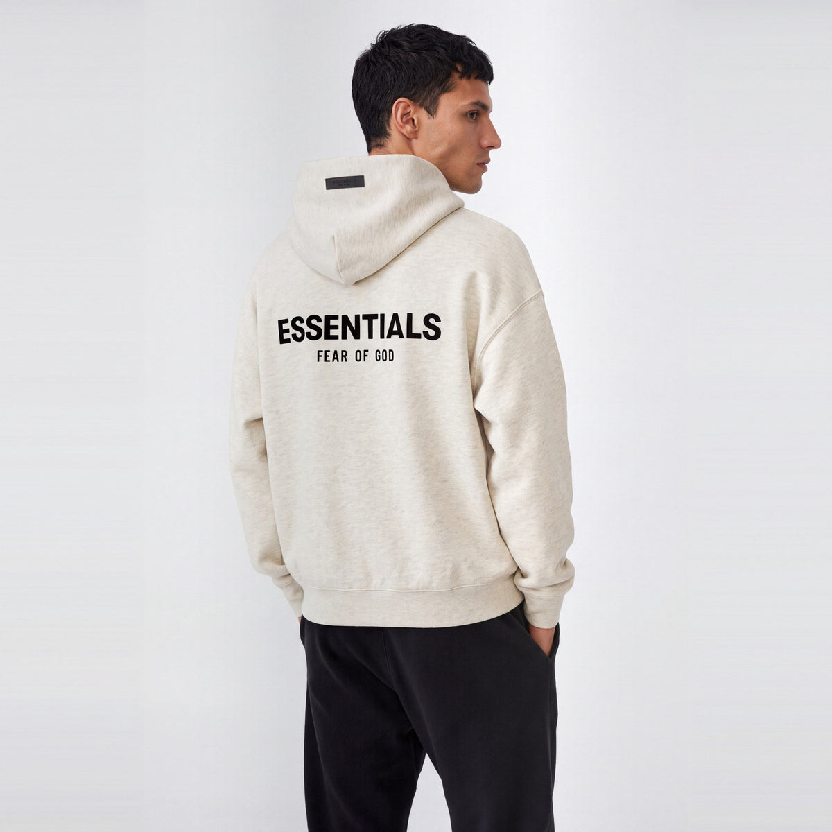 Fear of God Essentials S22 Hoodie Light Oatmeal – model foto