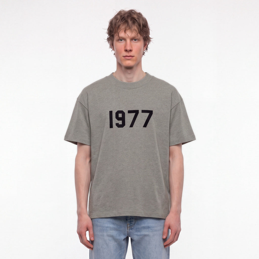 tričko Fear of God Essentials 1977 T-Shirt Dark Oatmeal ADONIO