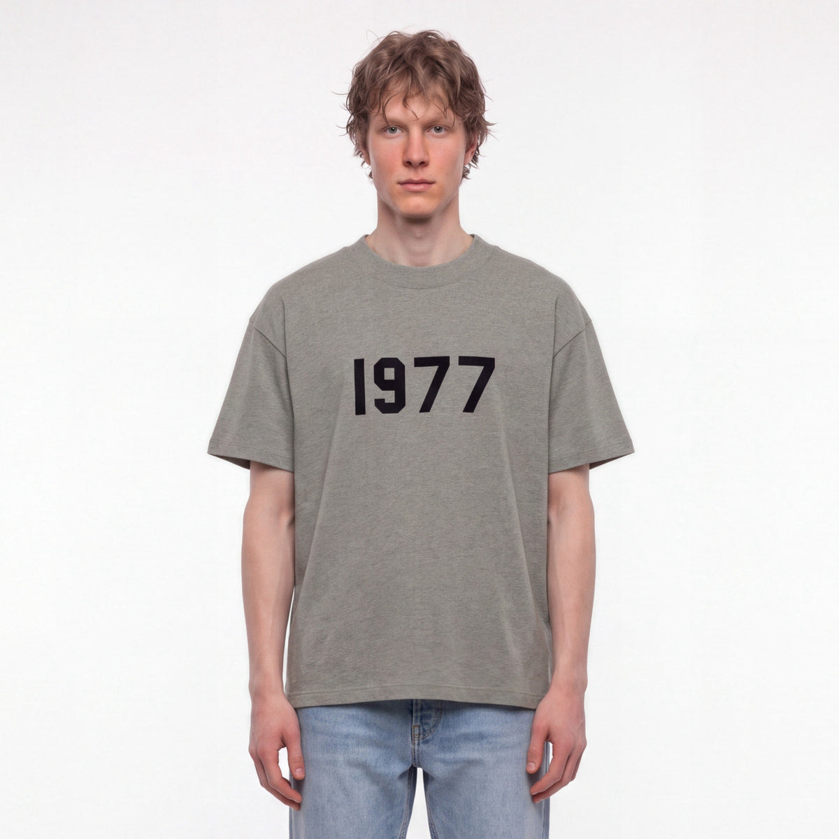 Fear of God Essentials 1977 T-Shirt Dark Oatmeal – model foto