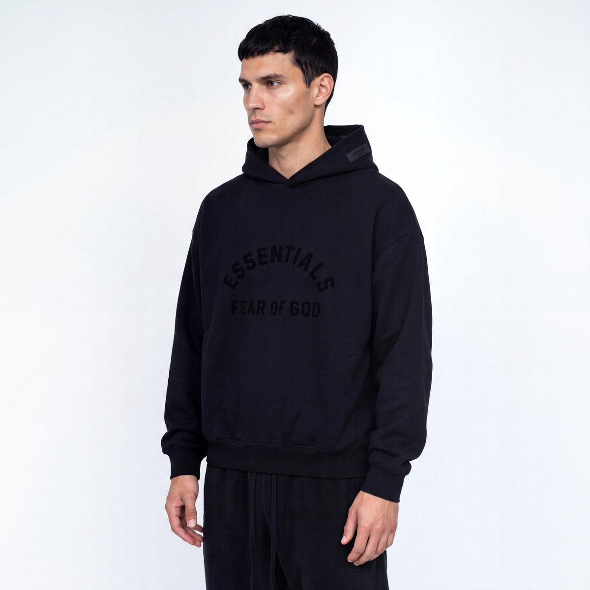 Fear of God Essentials Arch Logo Hoodie Jet Black – model foto