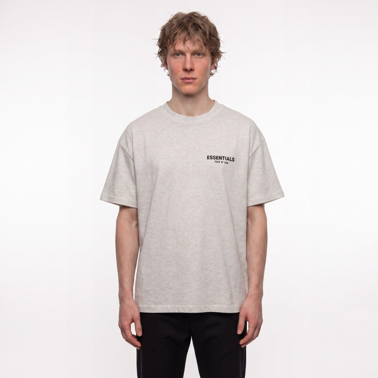 Fear of God Essentials T-shirt (SS22) Light Oatmeal – model foto