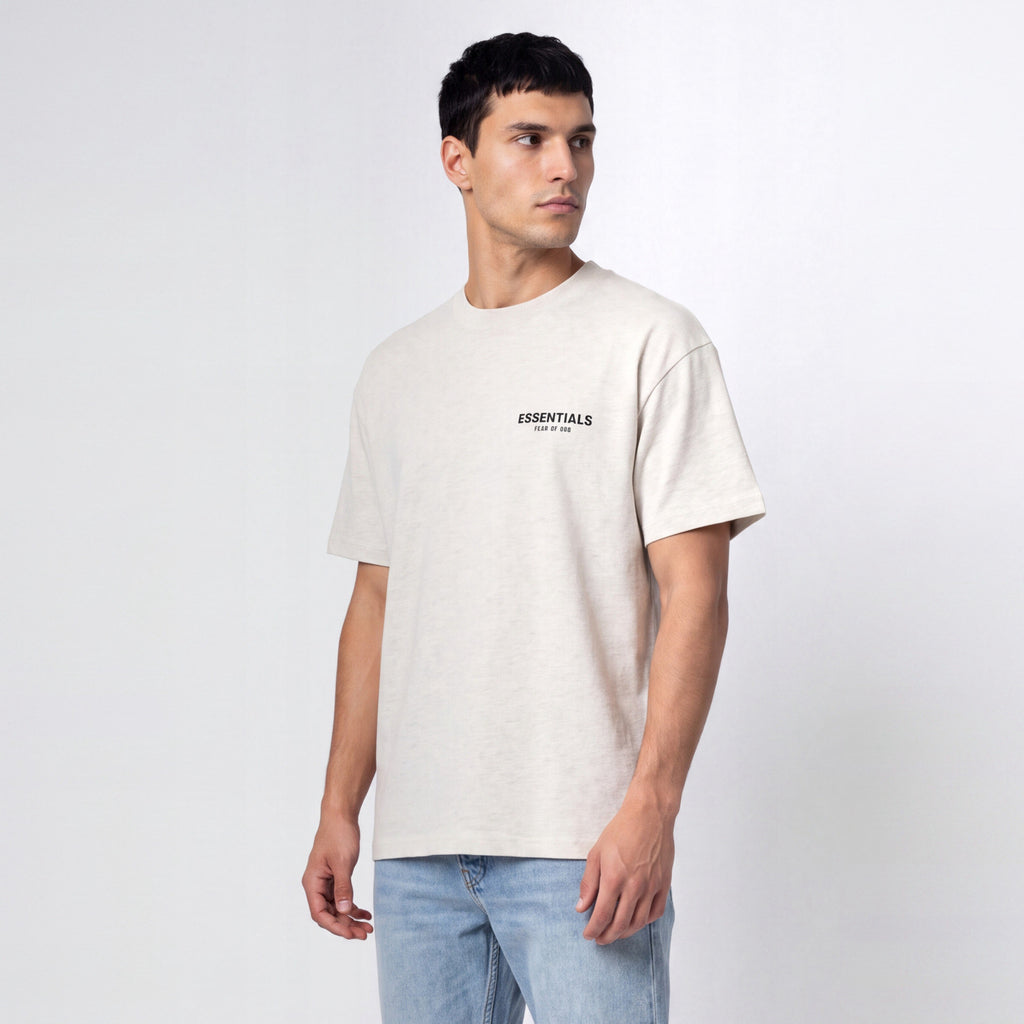 Fear of God Essentials S22 T-shirt Light Oatmeal – model foto