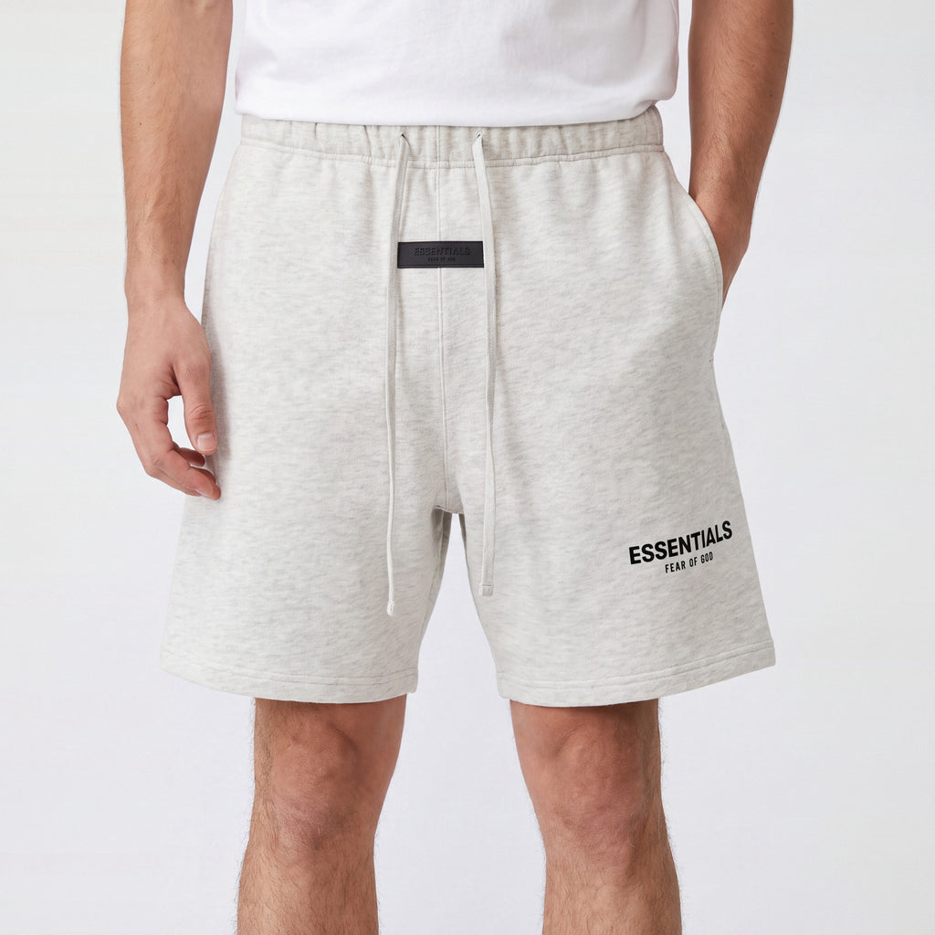 Fear of God Essentials Shorts (SS22) Light Oatmeal – model foto