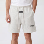Fear of God Essentials Shorts (SS22) Light Oatmeal – model foto