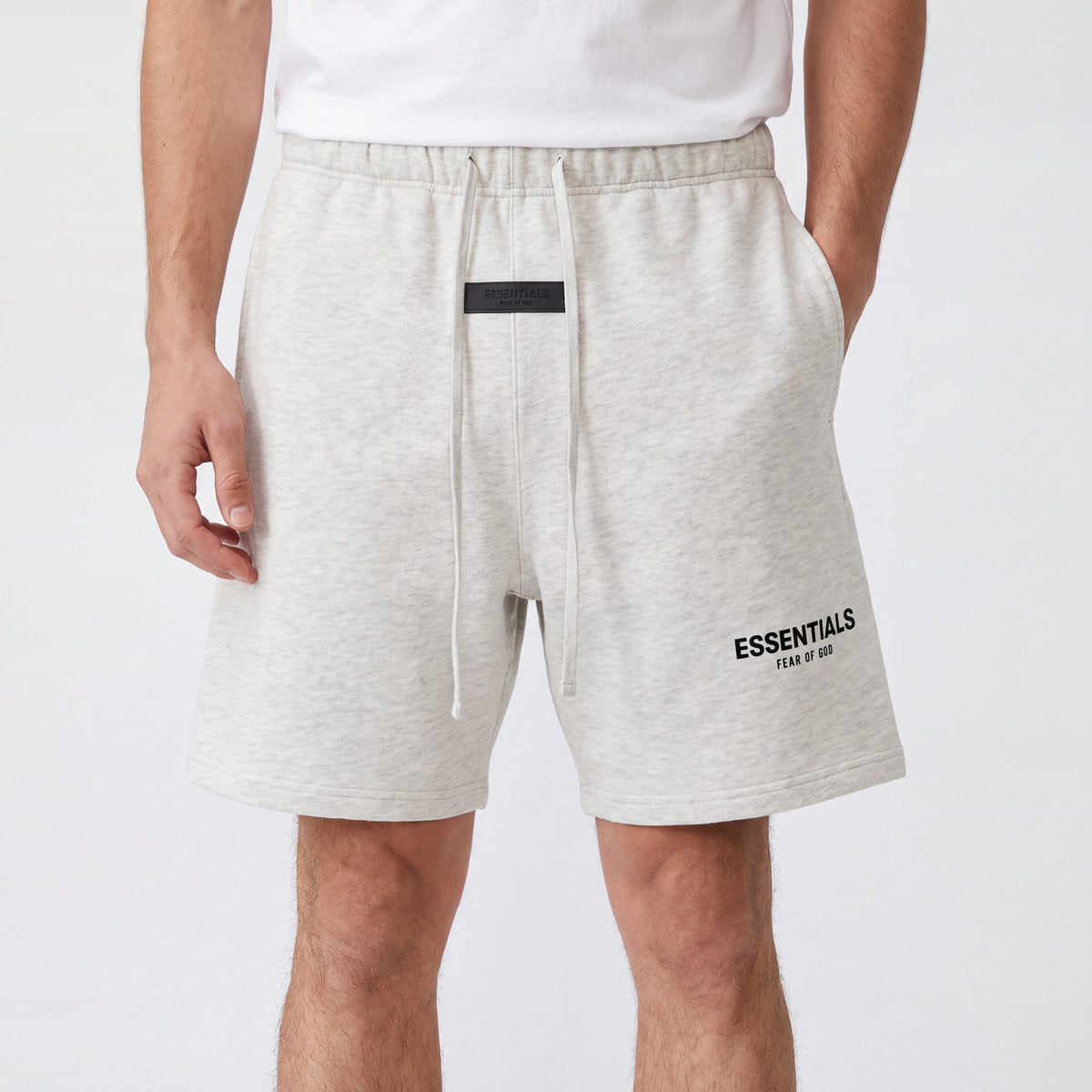 Fear of God Essentials Shorts (SS22) Light Oatmeal – model foto