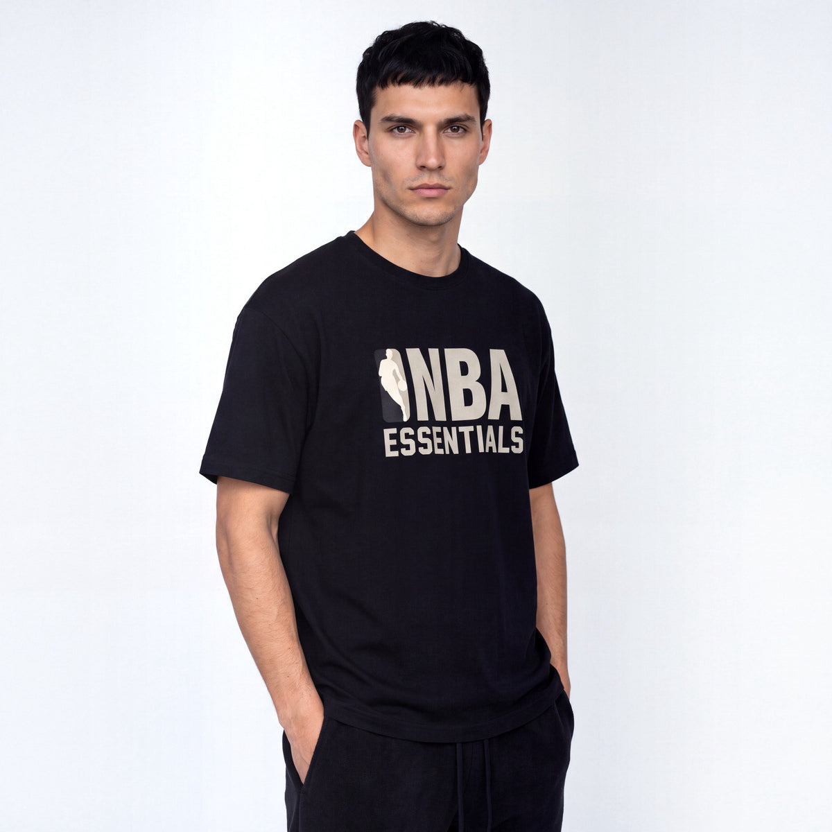 Fear of God Essentials NBA T-Shirt (SS25) Black Grey – model foto