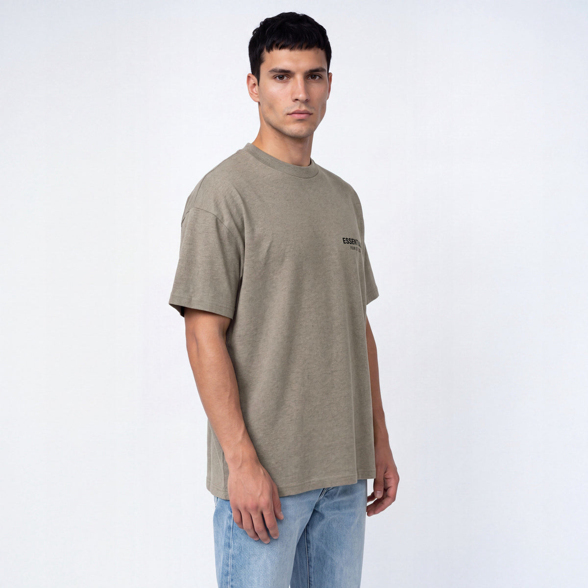 Fear of God Essentials S25 T-Shirt Homestead Heather – model foto