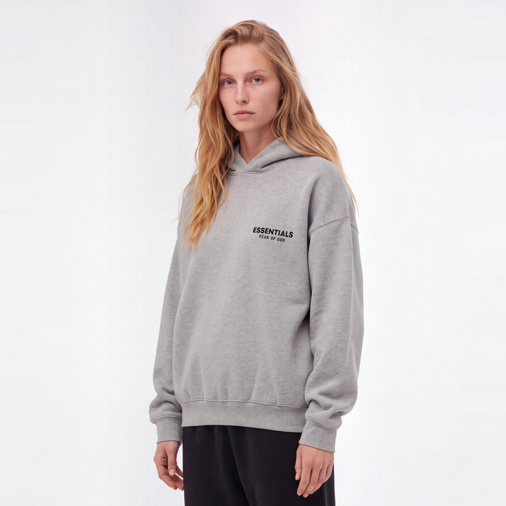 Fear of God Essentials S24 Fleece Hoodie Light Heather Grey – model foto