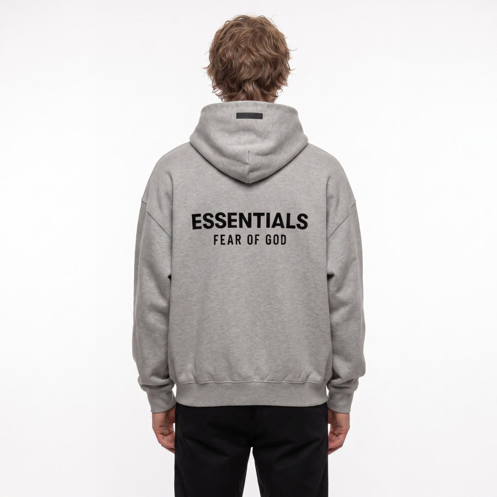 Fear of God Essentials S24 Fleece Hoodie Light Heather Grey – model foto