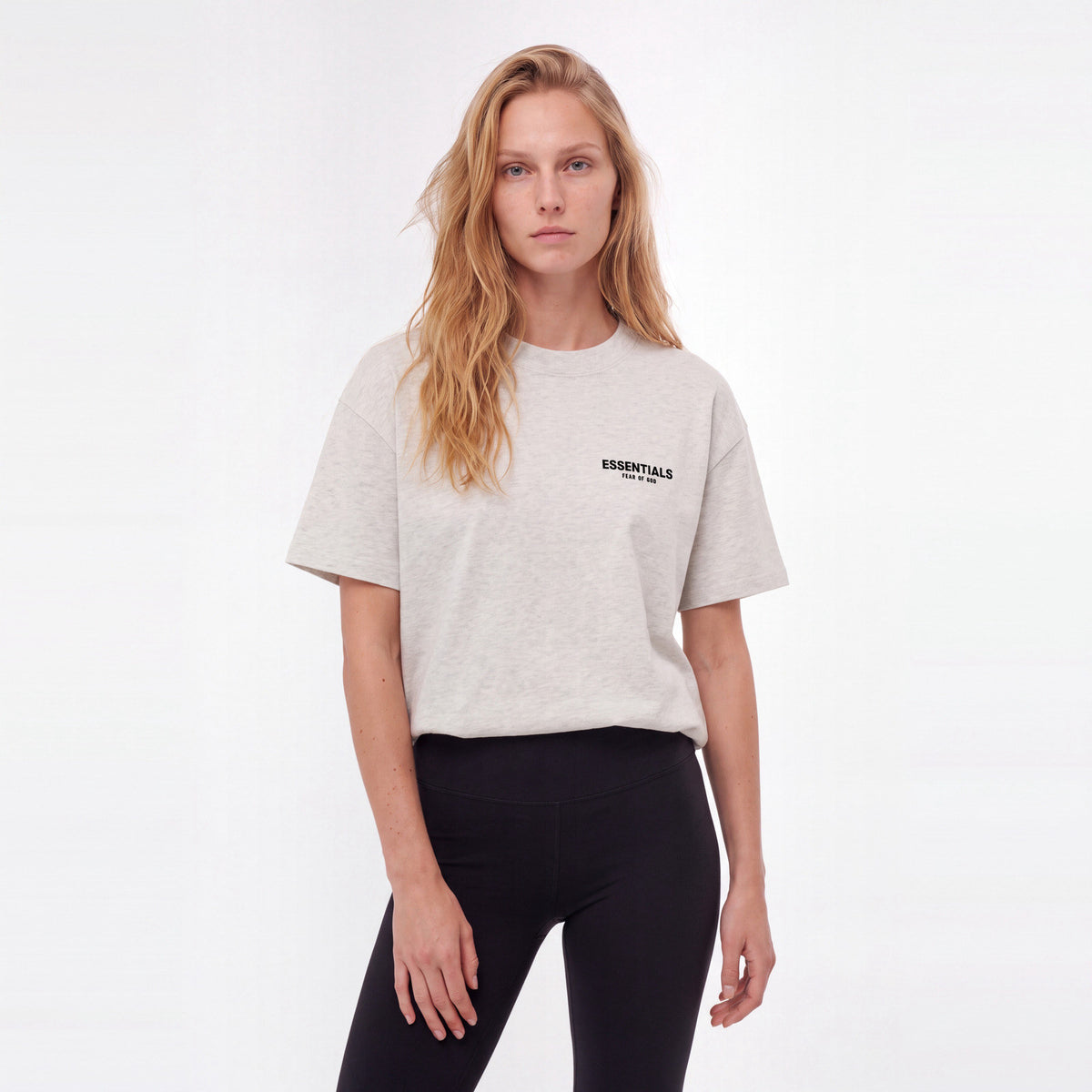 Fear of God Essentials S22 T-shirt Light Oatmeal – model foto