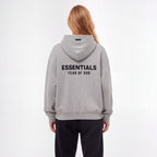 Fear of God Essentials S24 Fleece Hoodie Light Heather Grey – model foto