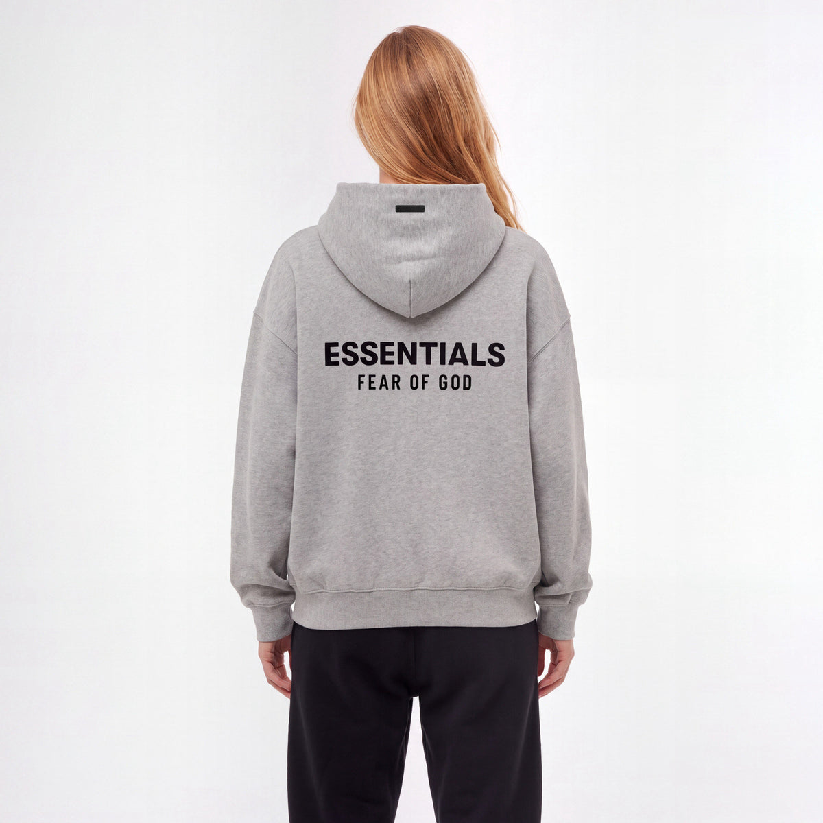 Fear of God Essentials S24 Fleece Hoodie Light Heather Grey – model foto