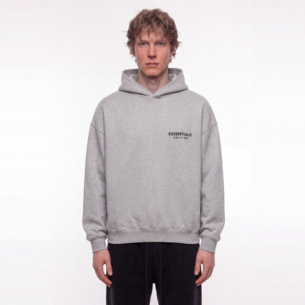 Fear of God Essentials S24 Fleece Hoodie Light Heather Grey – model foto
