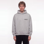 Fear of God Essentials S24 Fleece Hoodie Light Heather Grey – model foto