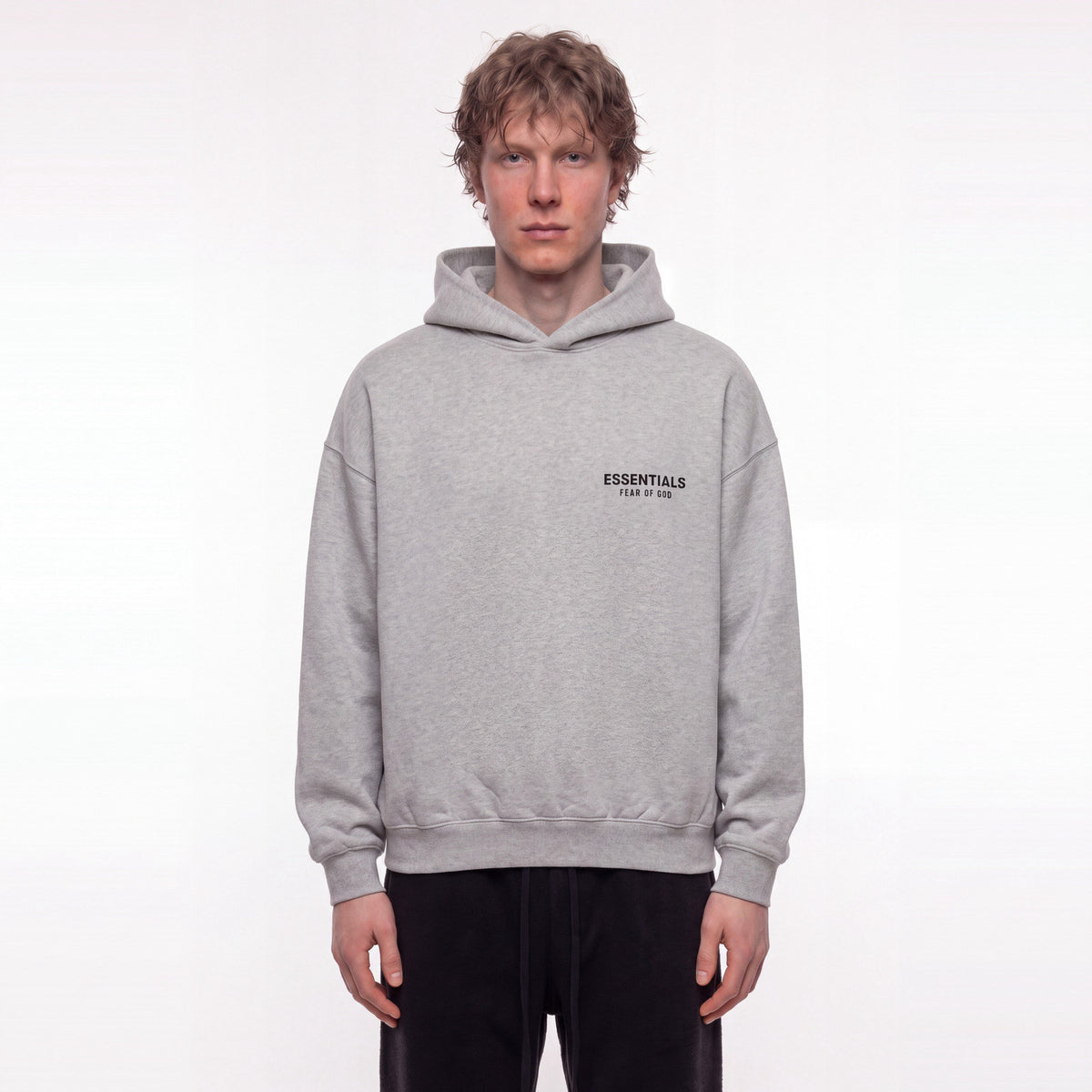 Fear of God Essentials S24 Fleece Hoodie Light Heather Grey – model foto