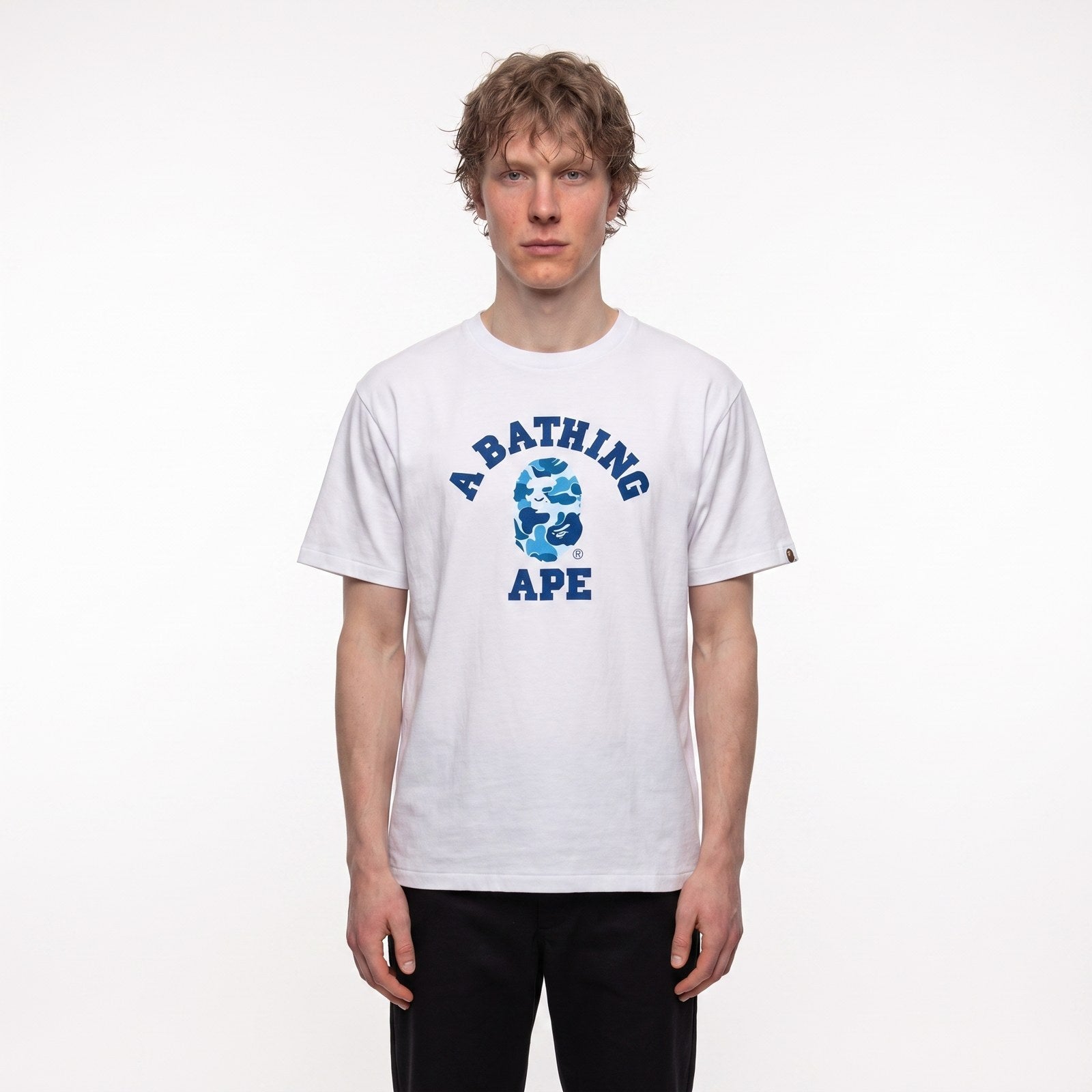 BAPE ABC Camo College T-Shirt White/Blue SS25 - model foto