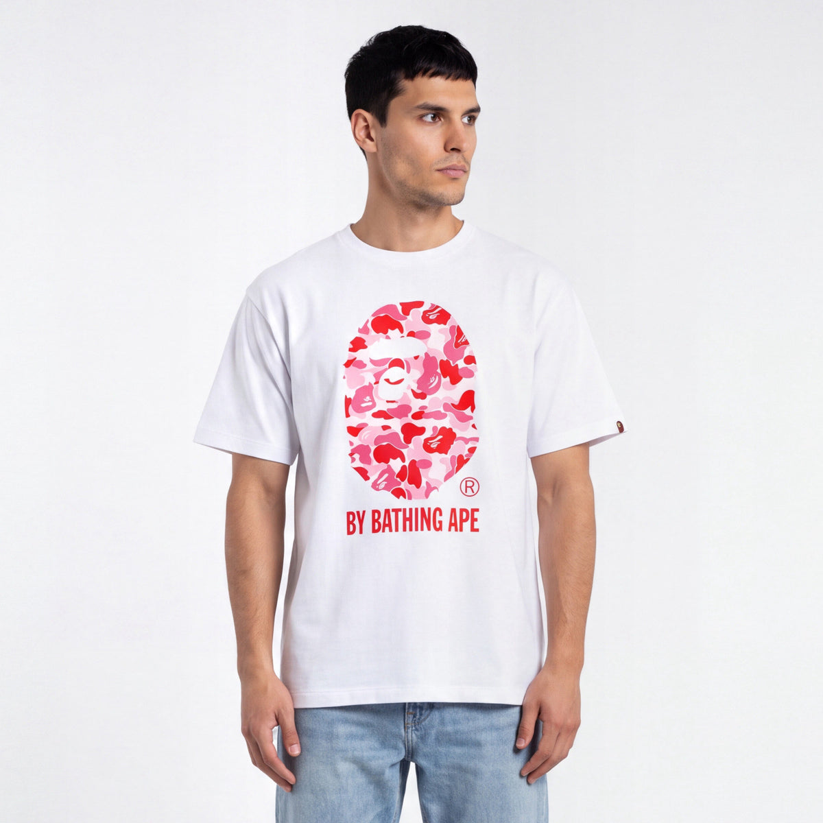 BAPE ABC Camo By Bathing Ape T-Shirt White/Pink SS25 – model foto