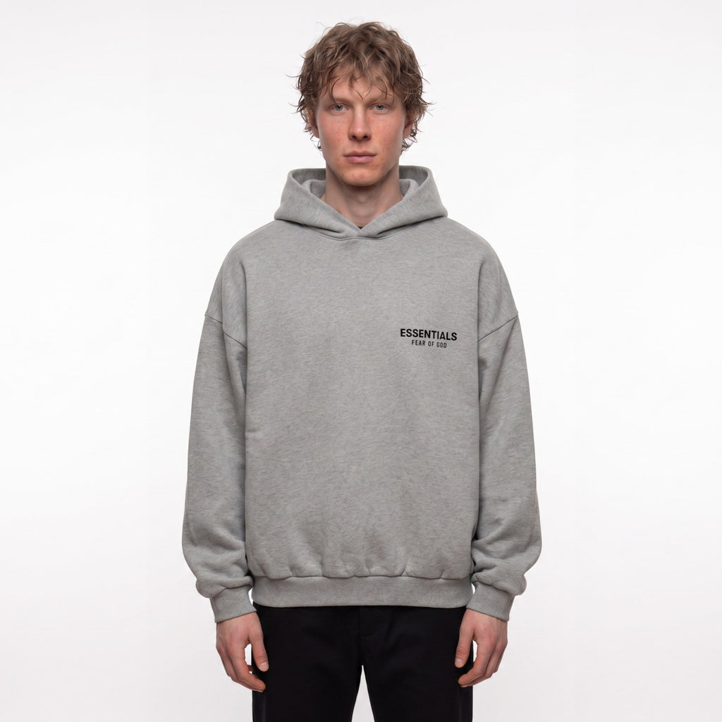 Fear of God Essentials S24 Fleece Hoodie Light Heather Grey – model foto