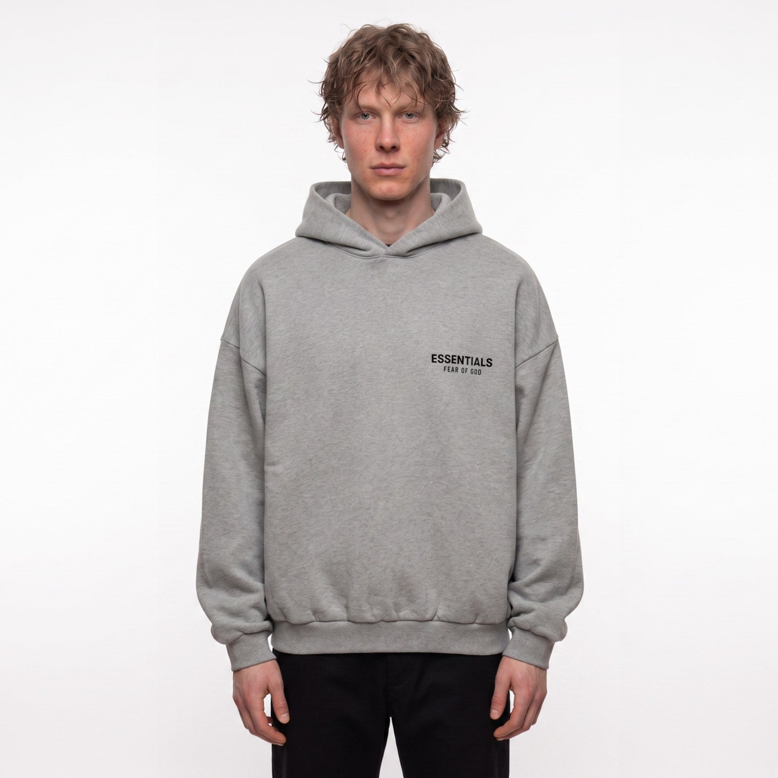 Fear of God Essentials S24 Fleece Hoodie Light Heather Grey – model foto
