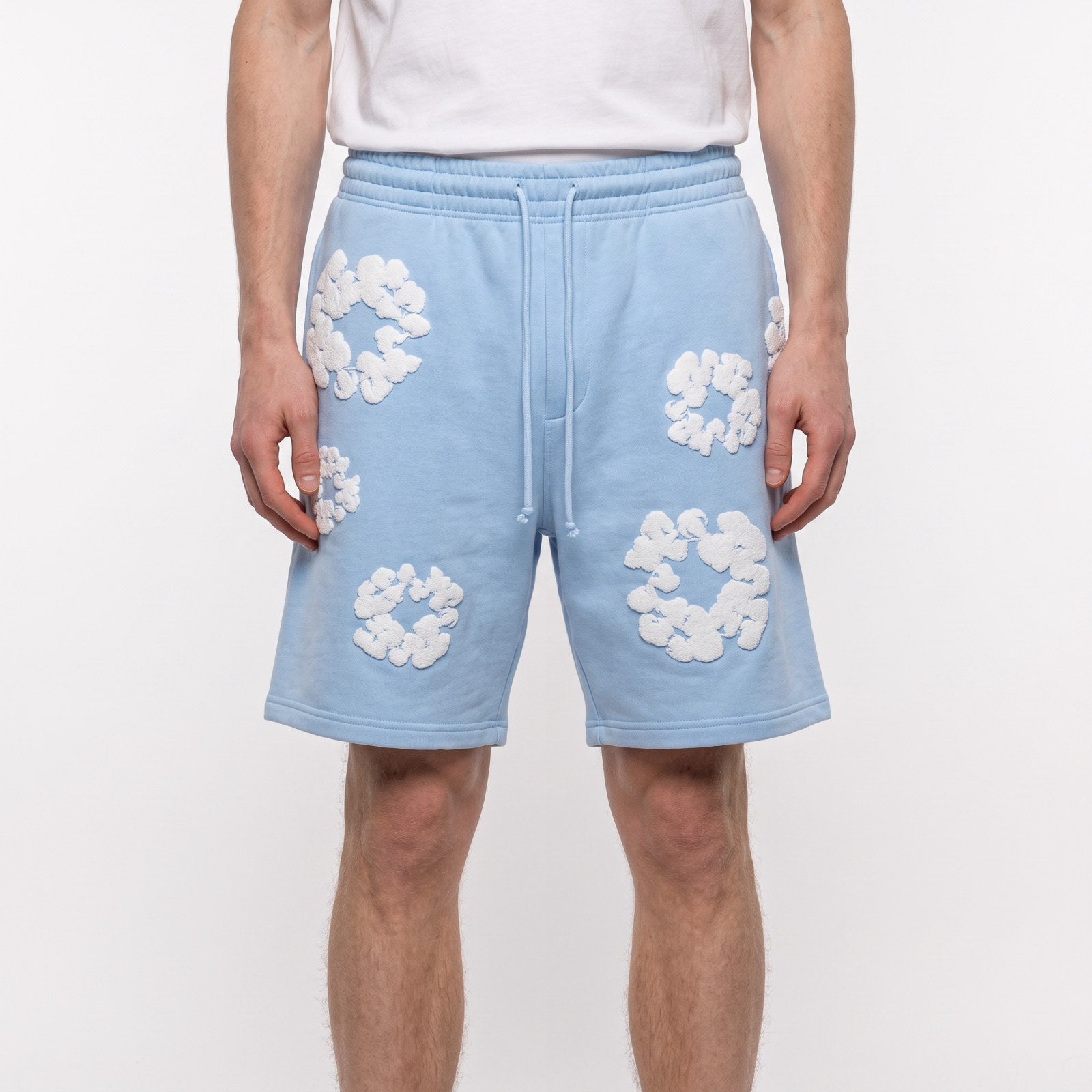 Denim Tears The Cotton Wreath Sweatshorts Powder Blue – model foto