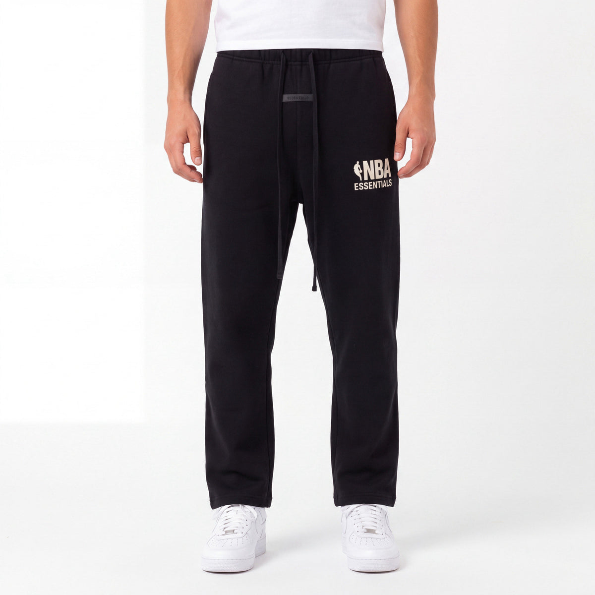 Fear of God Essentials NBA Relaxed Sweatpants (SS25) Black Grey – model foto