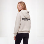 Fear of God Essentials S22 Hoodie Light Oatmeal – model foto