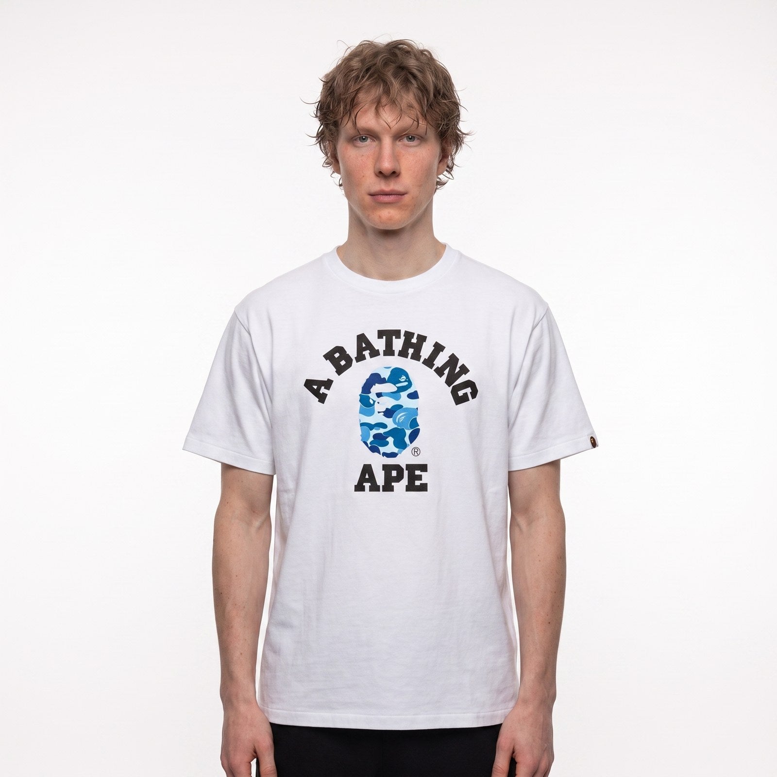 BAPE ABC Camo College T-Shirt White/Blue - model foto