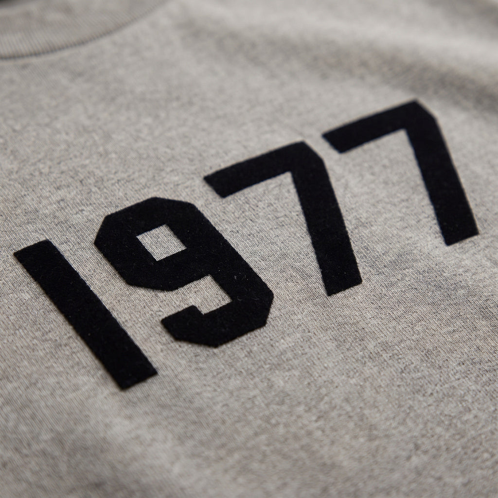 tričko Fear of God Essentials 1977 T-Shirt Dark Oatmeal ADONIO