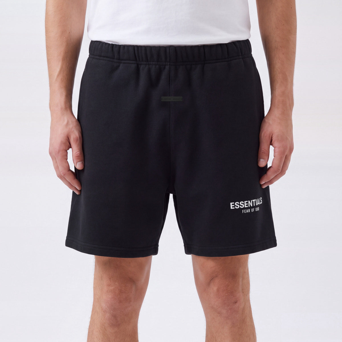 Fear of God Essentials (S25) Shorts Jet Black – model foto