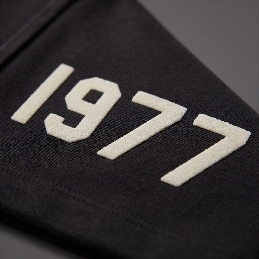 šortky Fear of God Essentials 1977 Shorts Iron ADONIO