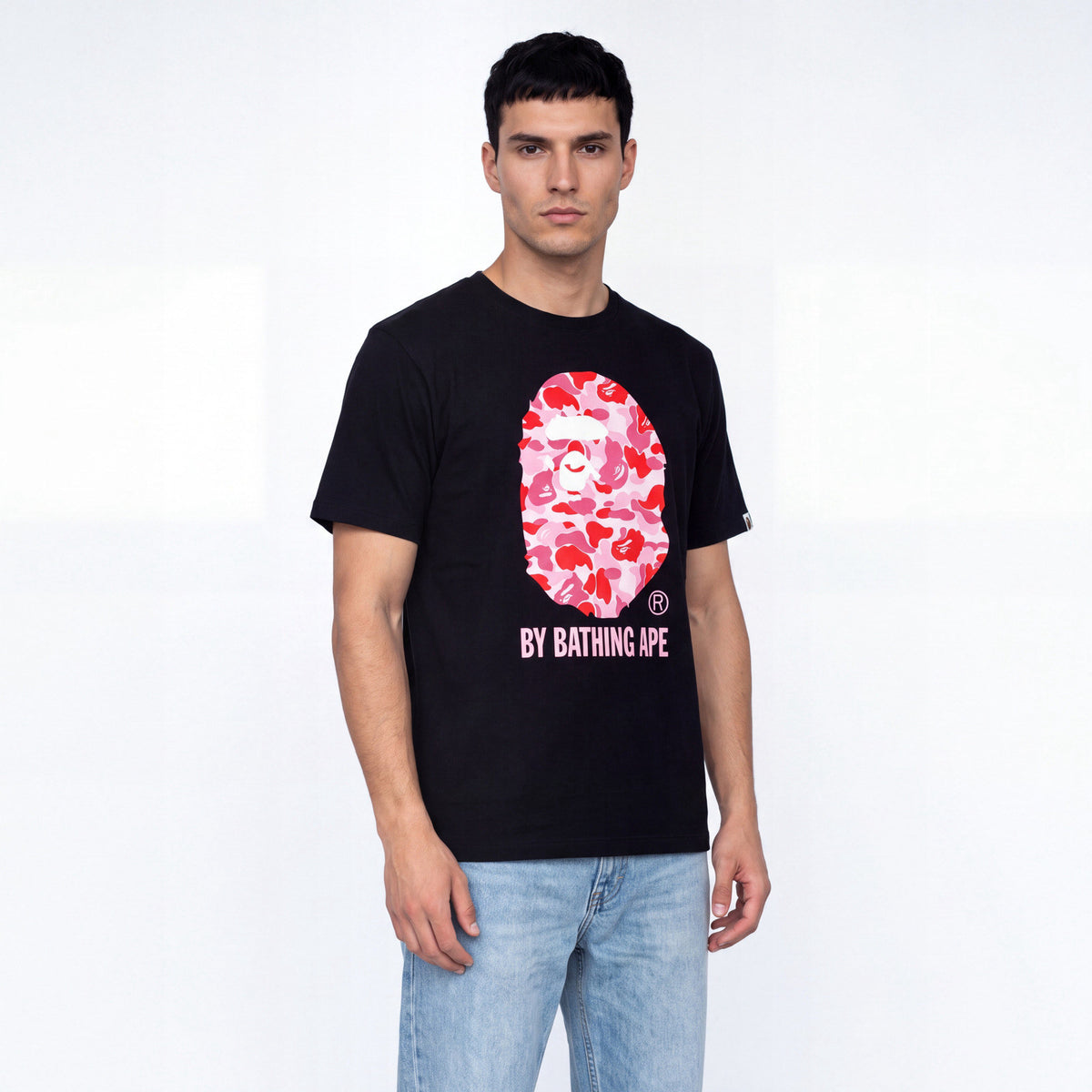 BAPE ABC Camo By Bathing Ape T-Shirt Black/Pink SS25 – model foto
